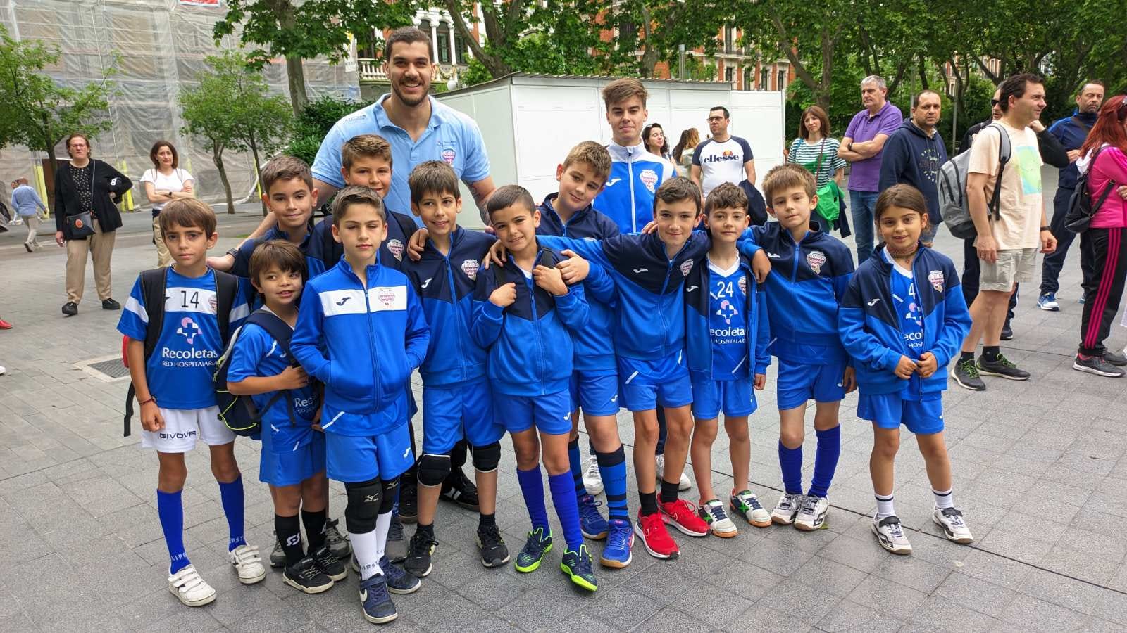 La cantera del Recoletas disfruta en el Día del Balonmano en la Calle